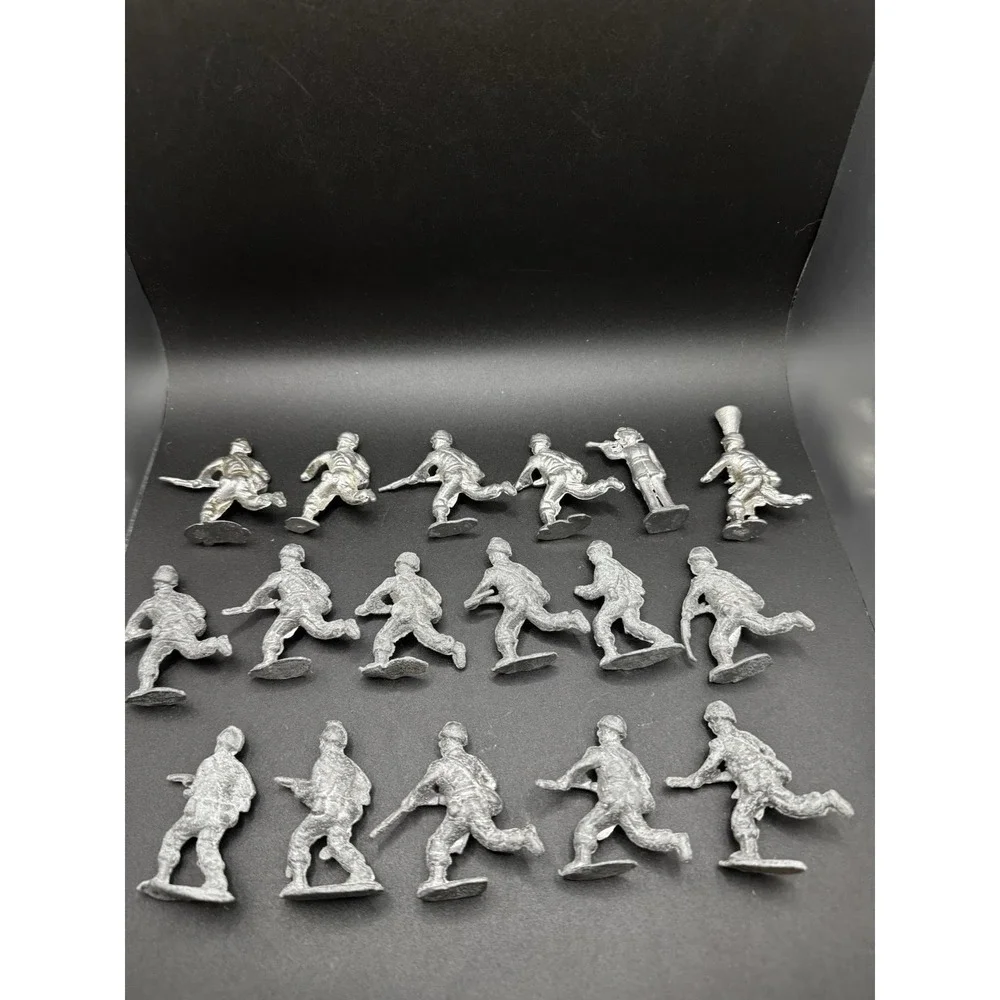 Lot Of 17 Vintage 1940 Metal Army Men -‎ 2
